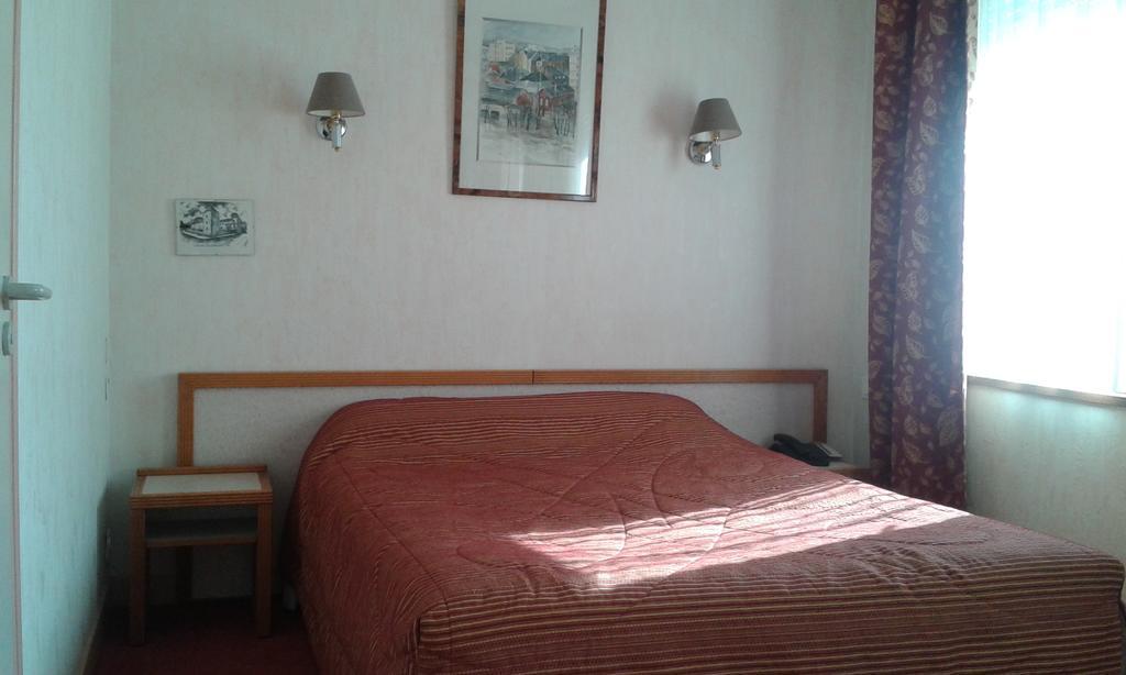 Hotel Val Saint Hilaire Givet Exteriör bild