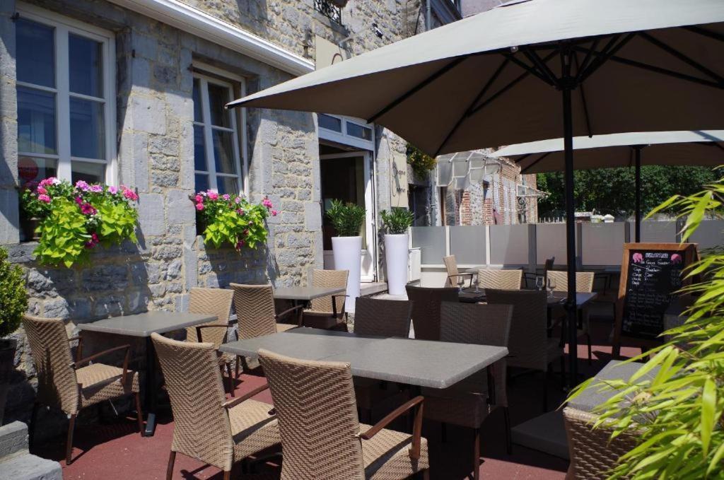 Hotel Val Saint Hilaire Givet Exteriör bild